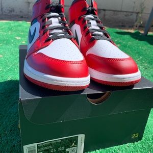 Jordan 1 Chicago Mids Size 7